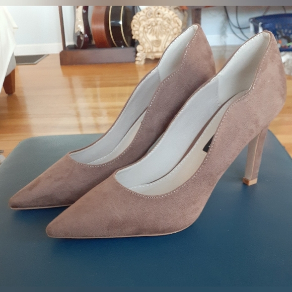 NIB French Connection Pumps 6.5 with Scallop edge - Picture 3 of 11